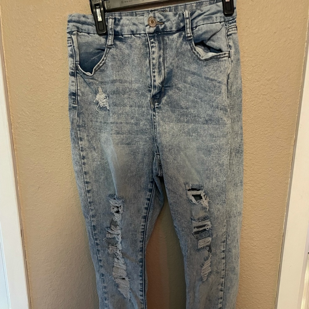 Rue 21 Distressed Light Wash Curvy Denim Jeans